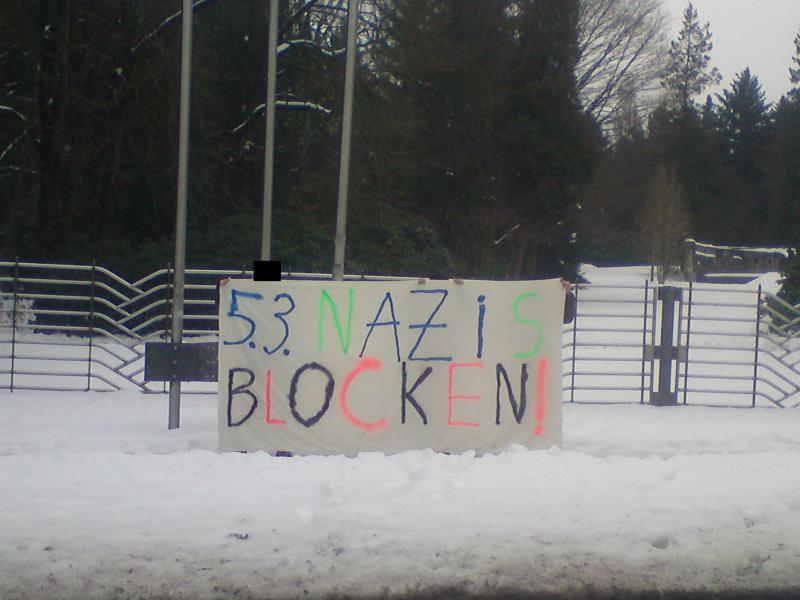 5.3. Nazis blocken! Foto vor dem Städtischen Friedhof