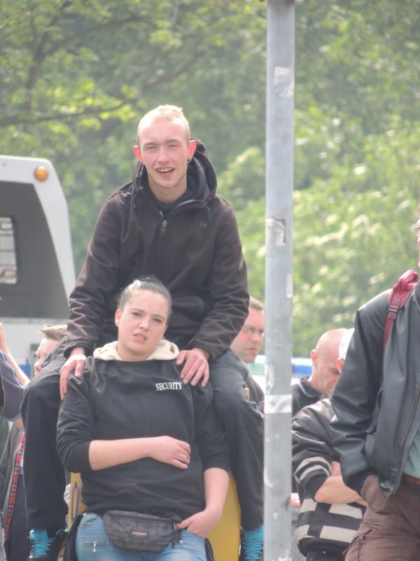 Kevin Braun und Jasmin Miklitz am 1. Mai 2014 in Duisburg auf einer NPD-Kundgebung.