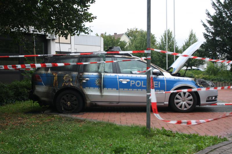 Der oder die Unbekannten setzten den vor dem Dienstgebäude an der Marienstraße in Minden abgestellten Streifenwagen in Brand.