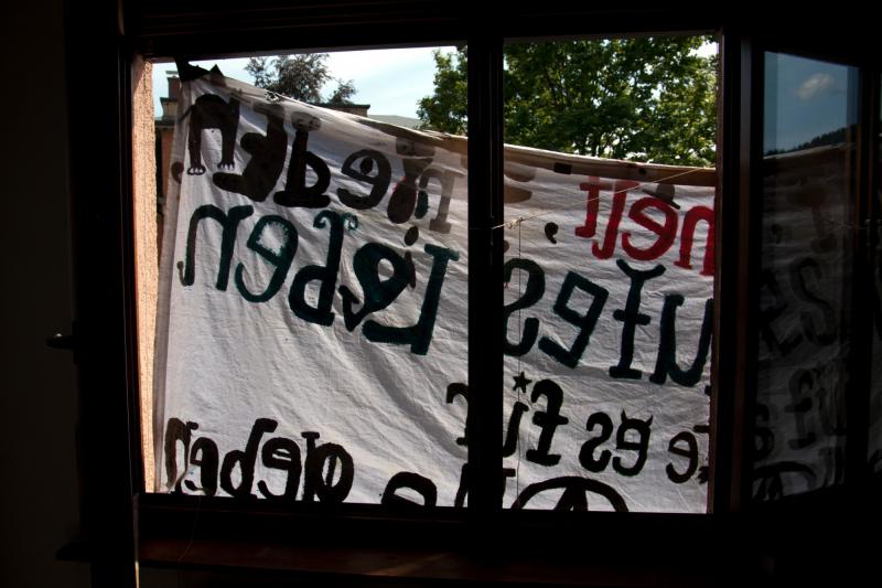 Transpi vor dem Fenster