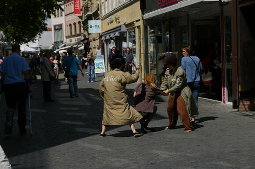 Straßentheater: Noch mehr prügeln!