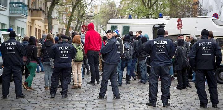 Aktivisten und Polizisten in der Wissmannstraße