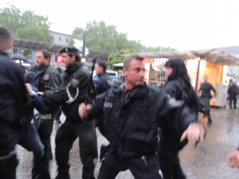 Kurz nach dem Polizeiübergriff auf einen Demounbeteiligten: Polizist mit Teleskopschlagstock. 