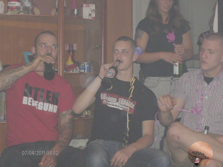 Lasse Femers (rechts) auf einer Party mit bekannten Neonazis [Michel Dasberg (links), Tobias Maczewski (mitte), Jenny Heuke (im Hintergrund)] aus Wuppertal.