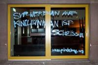 Protest an der Fassade: Die Betreiber des Kino Riffraff haben wegen Sachbeschädigung Anzeige gegen unbekannt erstattet.Bild: PD