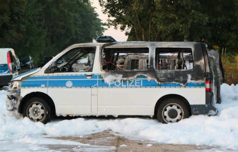 An den abgebrannten Autos und einer Lagerhalle entstand ein Schaden von rund 750.000 Euro. 