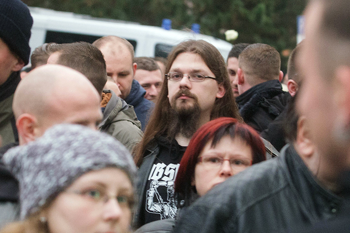 Mitglied des Berliner NSBM-Netzwerks, Dennis Weber auf Rassistendemo