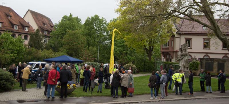 Kundgebung an dem Luisenplatz, vor dem Kriegerdenkmal