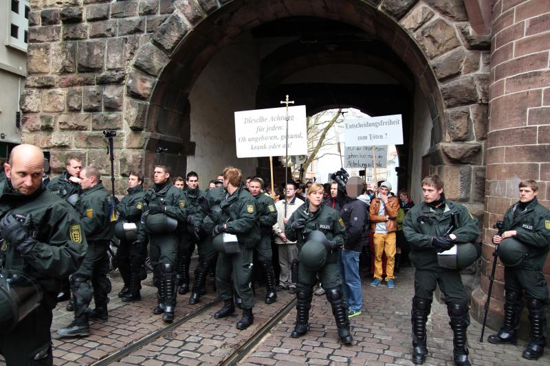 Cops am Martinstor schützen Fundamentalisten