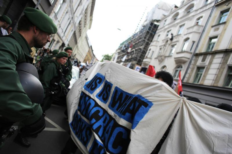 Polizeispalier kurz nach dem Beginn der Demo