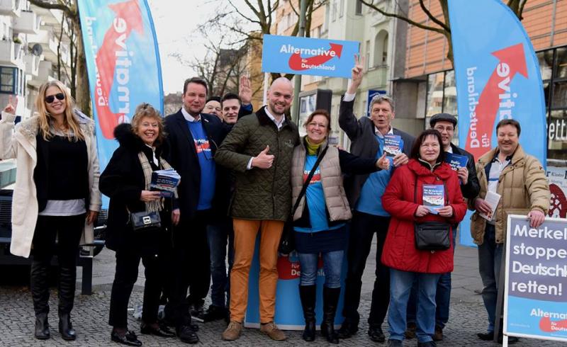 AfD-Stand in Steglitz März 2016. Mittig mit Glatze Jörg Sobolewski