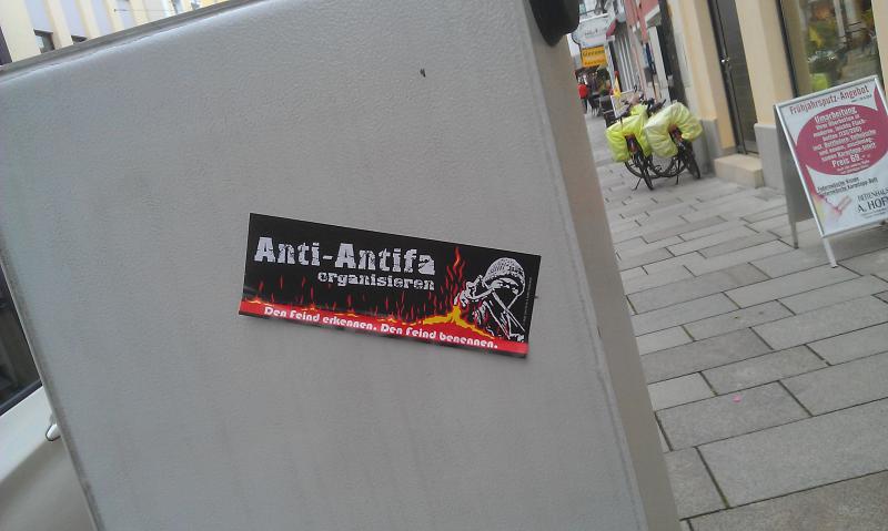 "Anti-Antifa organisieren!"-Aufkleber in der Innenstadt