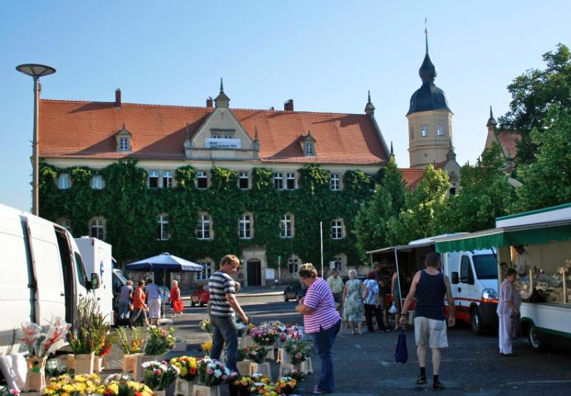 Das Riesaer Rathaus am Rande der Fußgängerzone. In diesem Dornröschenschloss würde Gerti Töpfer (CDU) gern weiter regieren. Am 22. August wählen die Riesaer einen neuen Oberbürgermeister.