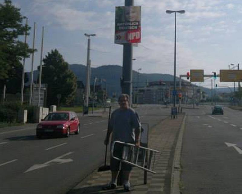 Bernd Geider Herzog von Hohenberg beim Plakatieren für die NPD auf der Speyerer Straße in Heidelberg