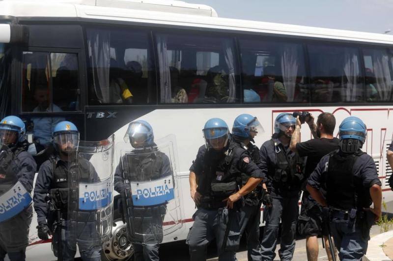 Europa zeigte der Welt wieder einmal sein hässliches Gesicht. Menschen die vor Hass und Gewalt fliehen müssen werden in Rom mit Hass und Gewalt empfangen. 17. Juni 2015, La Storta, Roma