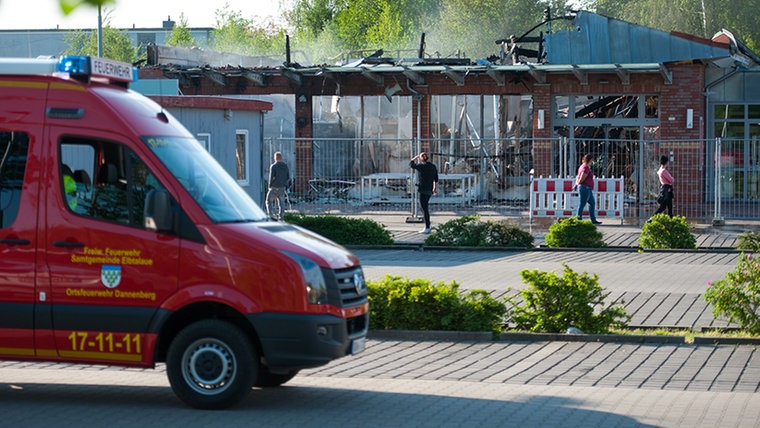 In der Nacht auf Freitag wird die Feuerwehr zu einem Brand in Dannenberg (Landkreis Lüchow-Dannenberg) gerufen. 5