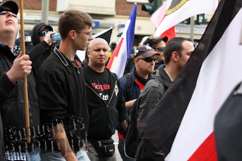 Christian K. (Mitte) im T-Shirt mit der Aufschrift "Brigade 8 Crew" auf dem "Tag der deutsche Zukunft" in Hamburg 2012