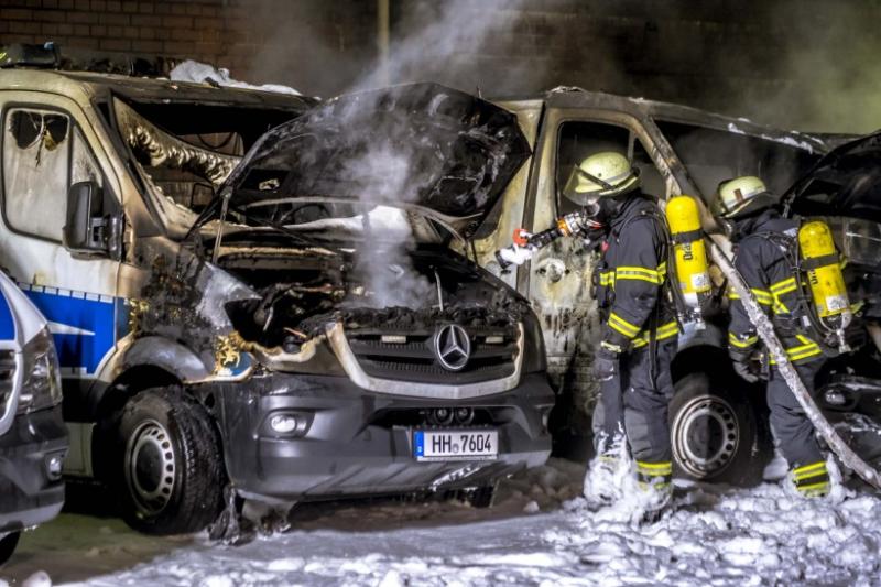 In der Nacht zu Montag brannten sechs Einsatzwagen der Polizei Hamburg aus Foto: Michael Arning / HA