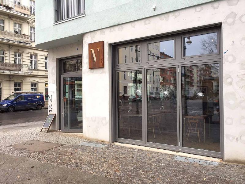 Das Restaurant "Vertikal" in Kreuzberg. Die Scheiben wurden beschädigt Foto: Timo Beurich