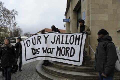 Die Gedenkveranstaltung für den vor acht Jahren verstorbenen Oury Jalloh vor dem Dessauer Polizeirevier wurde massiv durch ein Mitglied der Initiative «In Gedenken an Oury Jalloh e.V.» gestört. (FOTO: SEBASTIAN)