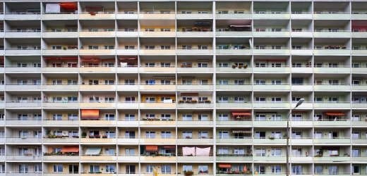 Block in der Albert-Schweitzer-Straße in Hoyerswerda. Einer der Tatorte von 1991. 