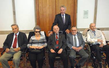 Späte Ehrung für fünf Edelweißpiraten im Jahr 2011 - Oberbürgermeister Jürgen Roters zeichnete im Rathaus (v. l.) Hans Fricke, Getrud Koch, Wolfgang Schwarz, Fritz Theilen und Peter Schäfer aus. (Bild: Rakoczy)