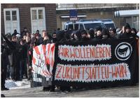 Rund einhundert Rechtsextreme marschieren am Sonnabend in Buckau auf; eine Innenstadtroute wird ihnen verwehrt. | Foto: K. Tessnow