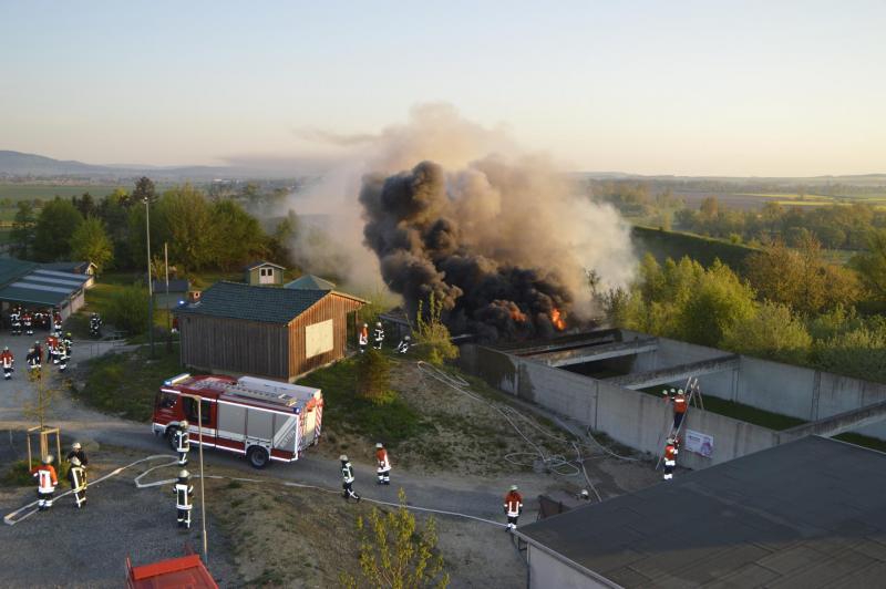 Mindestens 150.000 Euro Schaden: Die Schießanlage bei Hildesheim stand am Wochenende in Flammen – militante Tierschützer wollen sie angezündet haben.