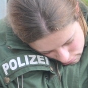 polizei schläft-q.jpg