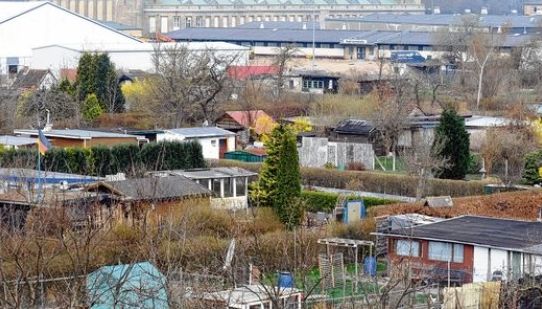 Proch_Gärten der Eisenbahnerkolonie, hinten die Holstenhallen