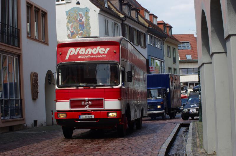 Die Wagen fahren ein