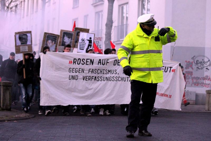 Köln:  "Rosen auf den Weg gestreut" Demo