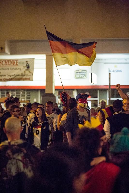 Illegal besetzte Lindenallee in Neunkirchen (Saar). Die Kreuzung Lindenallee/Brückenstraße wurde über Stunden mit eilig errichteten Autobarrikaden blockiert.