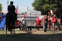 Die DemonstrantInnen hielten sich nicht an die konstruierte "Bannmeile" und protestierten fast auf Tuchfühlung gegen die Nazis. 