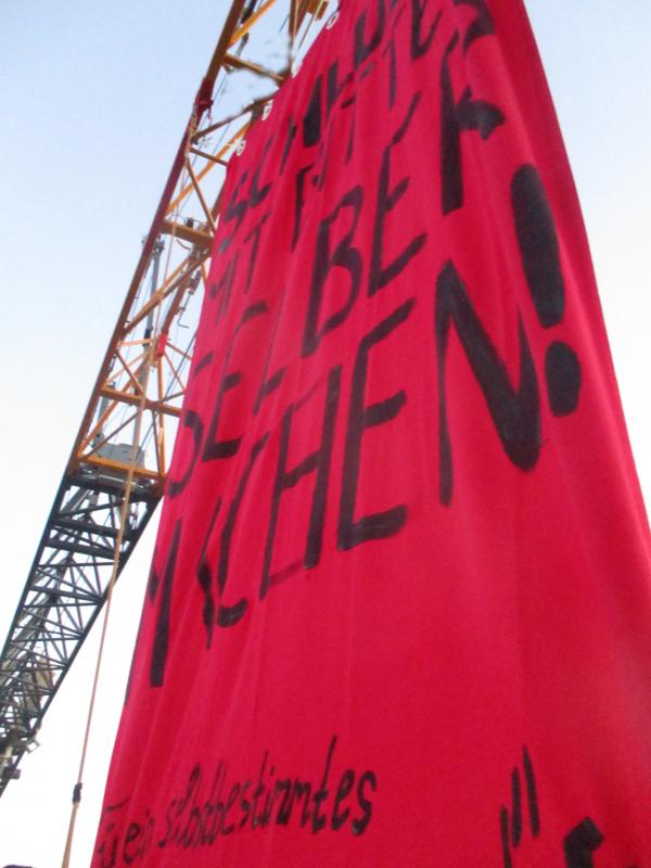 Das Transparent mit der Aufschrift "Schluss mit Bitten, selber machen! Für ein selbstbestimmtes Leben"