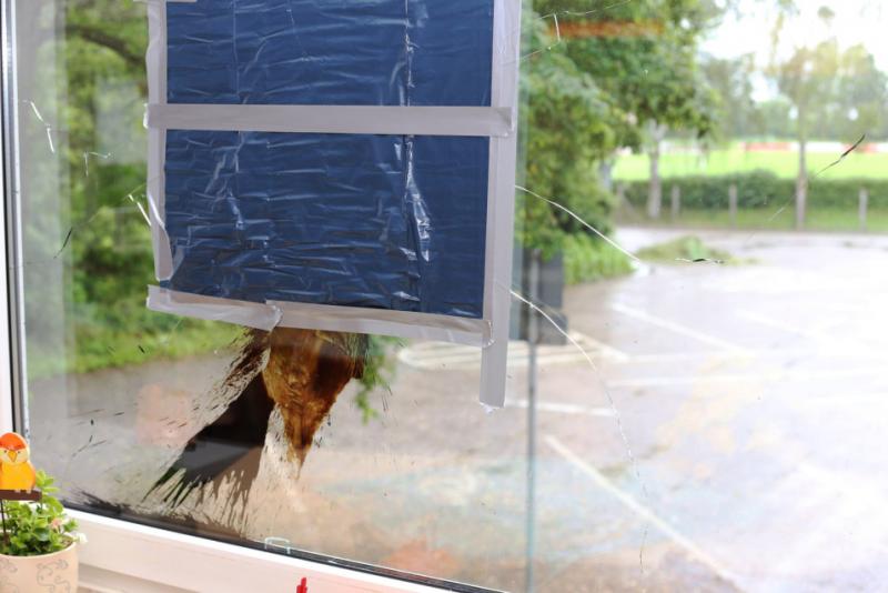 Abgeklebte Scheibe in der der Vereins-Gaststätte, nachdem in der Nacht auf Dienstag zwei Fenster zu Bruch gingen. Unbekannte hatten vor einer geplanten Veranstaltung der AfD, Parolen an die Wände geschmiert und Farbbeutel geworfen.