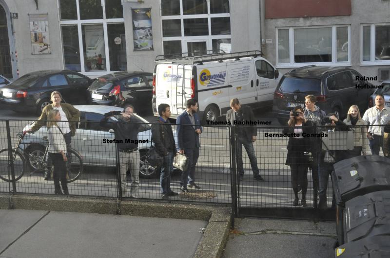 Die spärlichen Gäste der Veranstaltung müssen gemeinsam mit den Vortragenden vor der Uni ausharren.