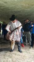 Ralph Görner während der Wanderung unter der Brücke mit Gewehr