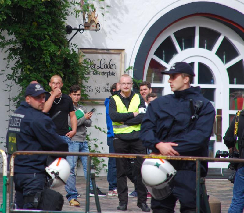 Ralph Kästner erneut als Ordner (gelbe Weste)