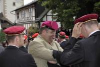 Die Bänder und Mützen sind vielfarbig, jede Burschenschaft hat ihre eigene Mode. Manch eine Kopfbedeckung sticht aus der Masse heraus...