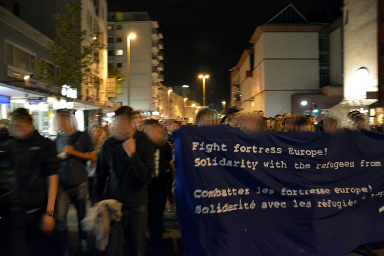 Sponti zieht ohne Polizei durch die Stadt.