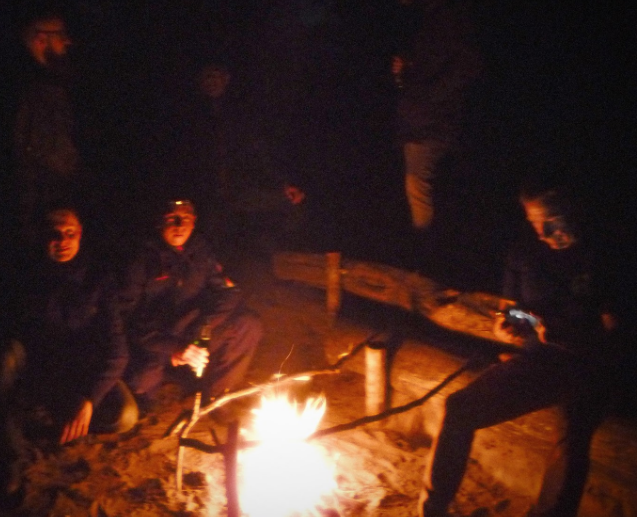 Die IB sitzt am Lagerfeuer (wie die alten Germannen) und macht tolle Fotos für Facebook (nicht wie die alten Germannen).