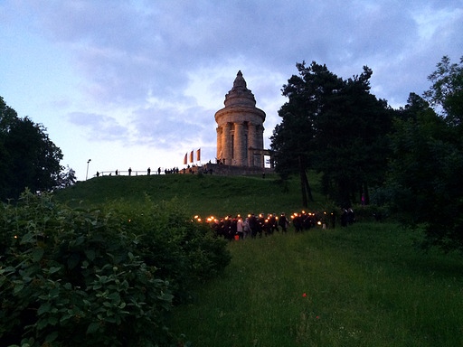 Eine Kolonne Burschenschafter zieht mit Fackeln den Berg hoch zum Burschenschaftsdenkmal in Eisenach