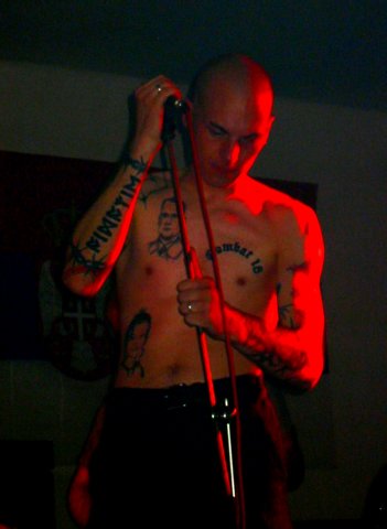 Marko Gottschalk, Sänger der Neonazi-Band „Oidoxie“, in Tschechien 2005.  Foto: apabiz