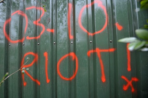 Am Sonntag brannte es auf einem Recyclinghof in Bremen. Unbekannte hinterließen eine Botschaft, die auf den Tag der deutschen Einheit hinweist: "3.10. RIOT" (Randale) Foto: DPA