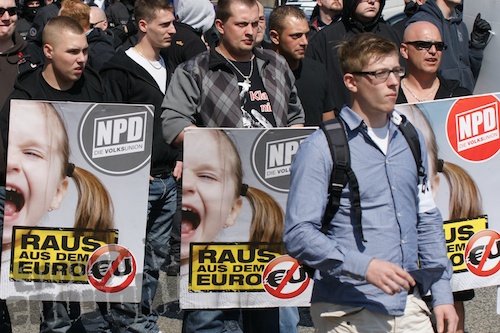 Below, Daniel (2vl), Marquardt, Martin (4vl) und Proch, Mark Michael (re) auf NPD-Demo am 01.05.2012 in Neumünster