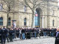 Schreck für Bahnreisende: Um die Mittagszeit hatten sich bereits rund 250 Neonazis vor dem Magdeburger Hauptbahnhof versammelt, geschützt von einem Riesenaufgebot Polizei. Laut Schätzungen von Beobachtern wuchs die Gruppe Rechtsextremer auf mehr als 900 a