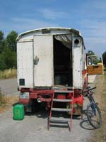 2003: Eines der ersten Fahrzeuge am Straßenrand der Sackgasse Basler Landstraße