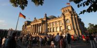 Für Gauck, nicht für Wulff jubelten die BürgerInnen vorm Reichstag am Mittwoch. Foto: dpa