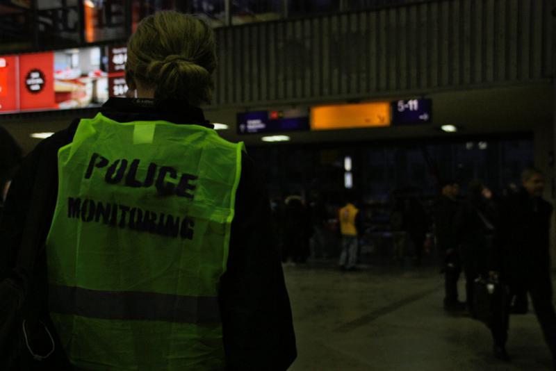 police watching und Flyeraktion 1